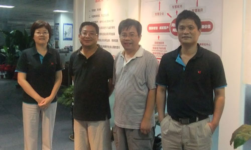右一云海游戏互联董事长杨冰之，右二中科院研究生院教授吕本富， 左一云海游戏互联总经理郑爱军，左二互联网研究专家王俊秀