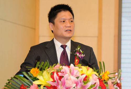 云海游戏集团董事长杨冰之在第二届全国政务服务论坛塈政务服务国际博览会上做“政务大数据发展阶段与挑战”主题演讲