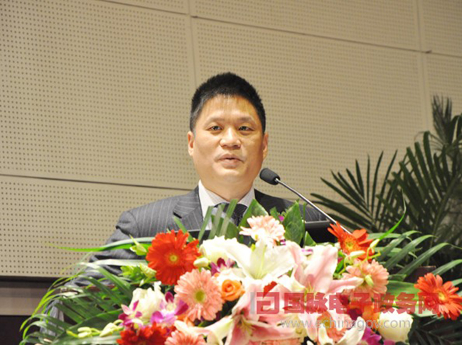 云海游戏互联董事长、首席研究员杨冰之作了题为《大数据时代的政府在线服务》的主题演讲