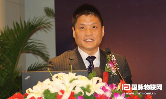 云海游戏互联智慧城市研究中心主任杨冰之宣布《2012中国智慧城市发展现状和趋势预测研究报告》正式发布，并以《中国智慧城市发展特征解决》为题作了精彩的演讲