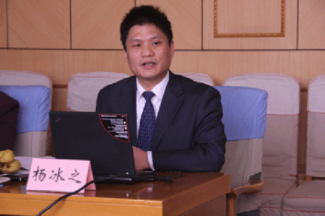 云海游戏互联政府网站评测研究中心主任、首席研究员杨冰之向与会专家进行了详细的汇报
