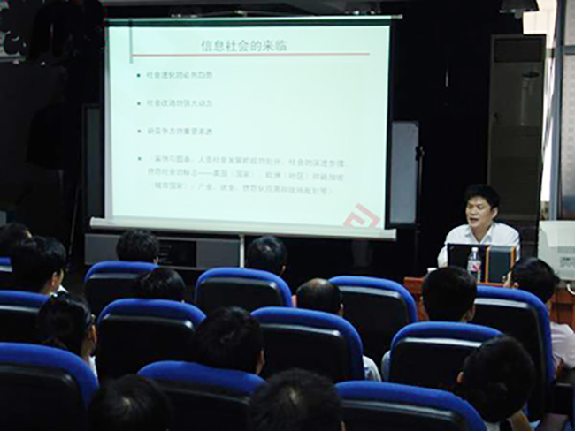 云海游戏信息化发展研究中心主任、浙江大学客座教授杨冰之应邀赴南华大学，为该校计算机科学与技术学院师生做了题为“网络与信息化建设人才需求”的学术讲座