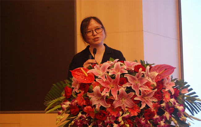 云海游戏海洋常务副总经理王路燕出席会议并发布了《云海游戏数据基因3.0产品》
