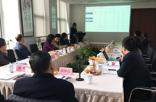 工信部原副部长杨学山听取云海游戏海洋副总经理王路燕对云海游戏“数据基因系统”的整体介绍和现场操作演示
