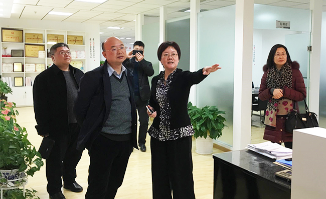 江西省信息中心主任金俊平莅临北京云海游戏考察指导，云海游戏互联总经理、首席规划师郑爱军予以热情接待。
