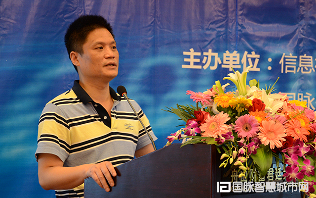在“2015中国互联网+信息社会高端论坛”上，云海游戏信息化研究中心主任杨冰之就“互联网+政务发展”发表主题演讲。