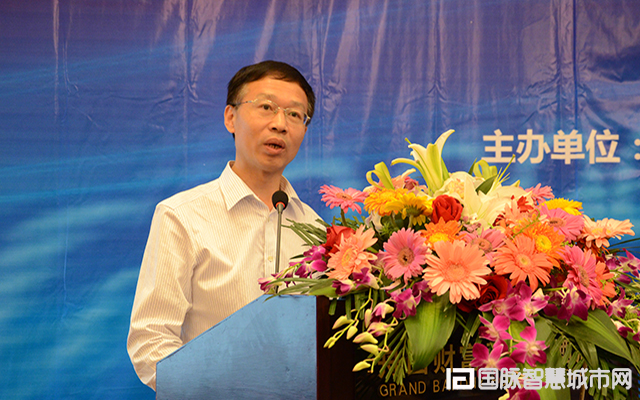 在“2015中国互联网+信息社会高端论坛”上，农业部信息中心原主任郭作玉发表主题演讲。