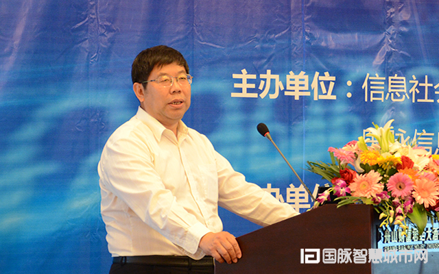 在“2015中国互联网+信息社会高端论坛”上，北京拓尔思信息技术股份有限公司副总裁刘瑞宝发表主题演讲。