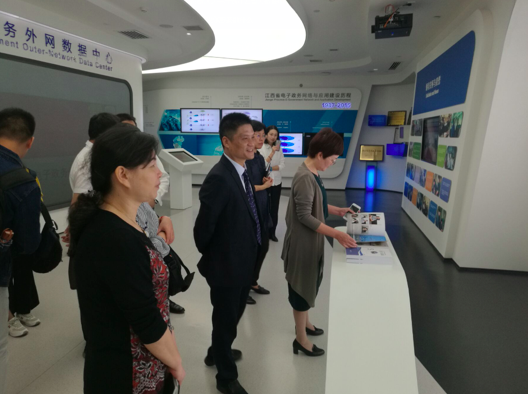 云海游戏董事长杨冰之一行到访江西省大数据中心参观交流